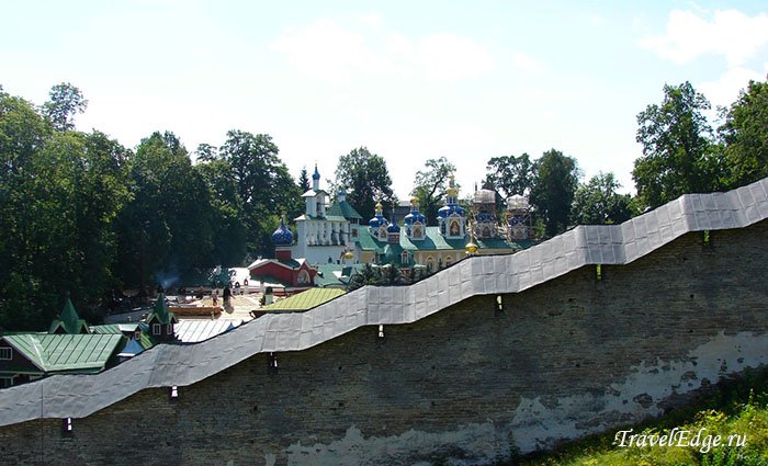 Вид на Псково-Печорский Успенский монастырь
