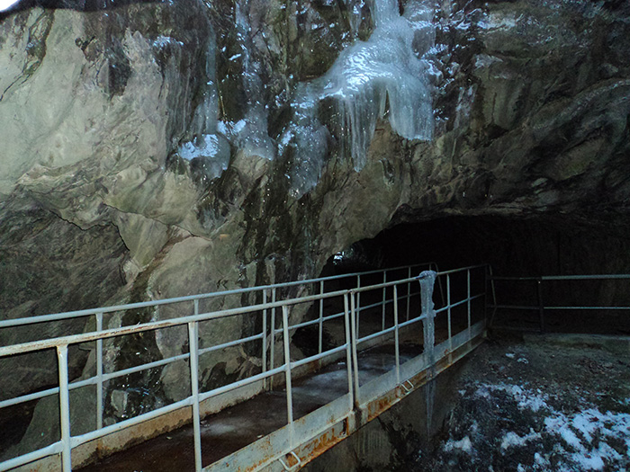 Парк Рускеала, внутри пещеры
